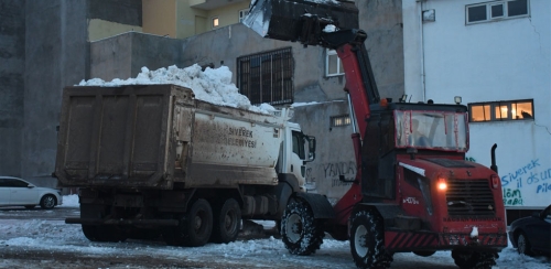 BELEDİYEMİZ GECE GÜNDÜZ DEMEDEN KARLA MÜCADELESİNİ SÜRDÜRÜYOR