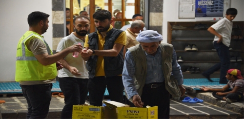 SİVEREK'TE CAMİ CEMAATİNE GÜL SUYU VE LOKUM İKRAM EDİLDİ