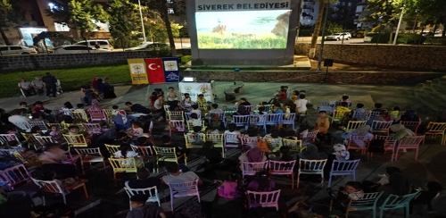 SİVEREK'TE AÇIK HAVA SİNEMASI ETKİNLİKLERİ SÜRÜYOR