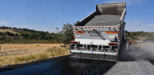 SİVEREK BELEDİYESİ KIRSALDA YOL KONFORUNU ARTIRIYOR