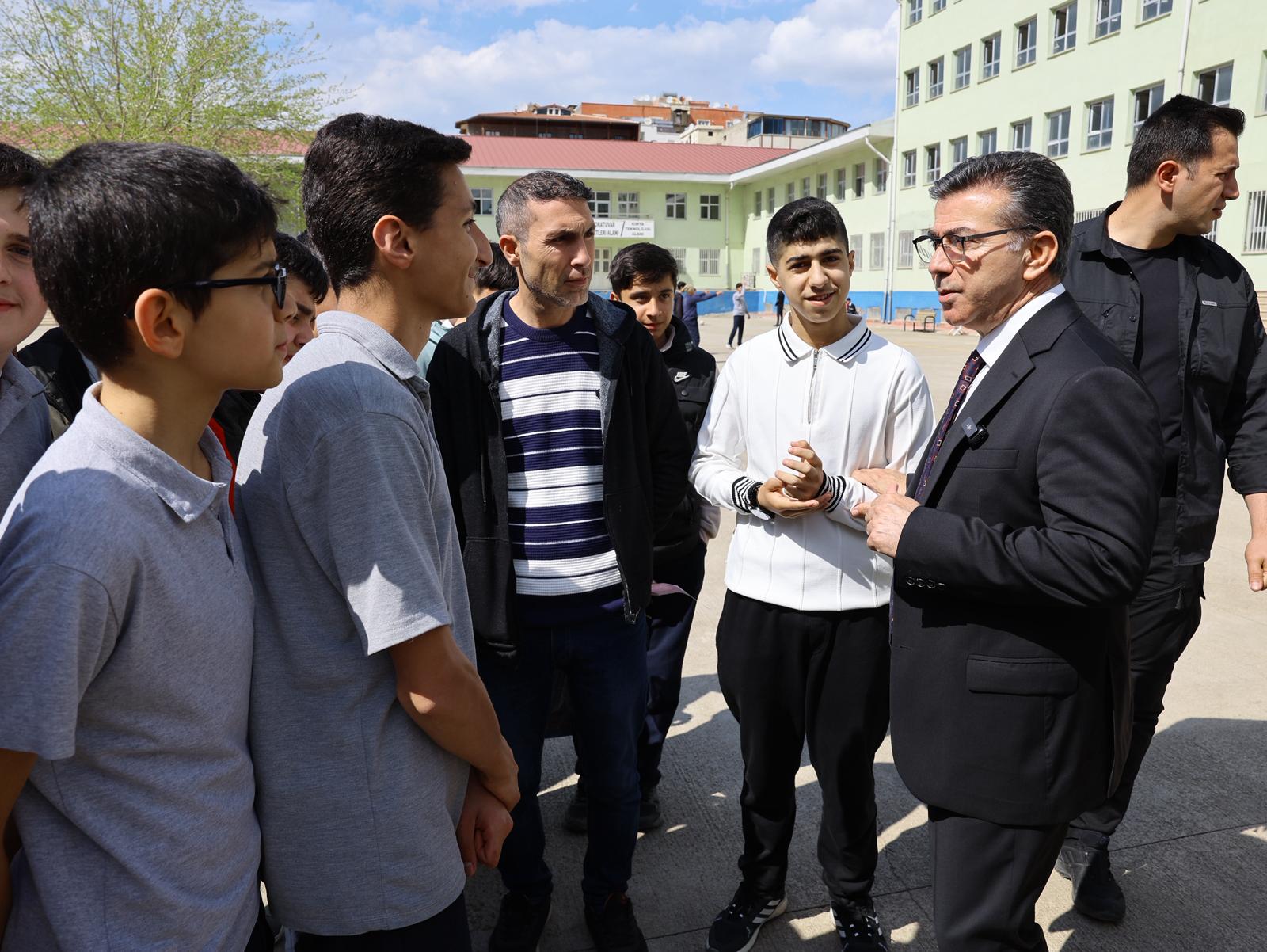 BAŞKAN BUCAK, OKULLARI ZİYARET ETTİ