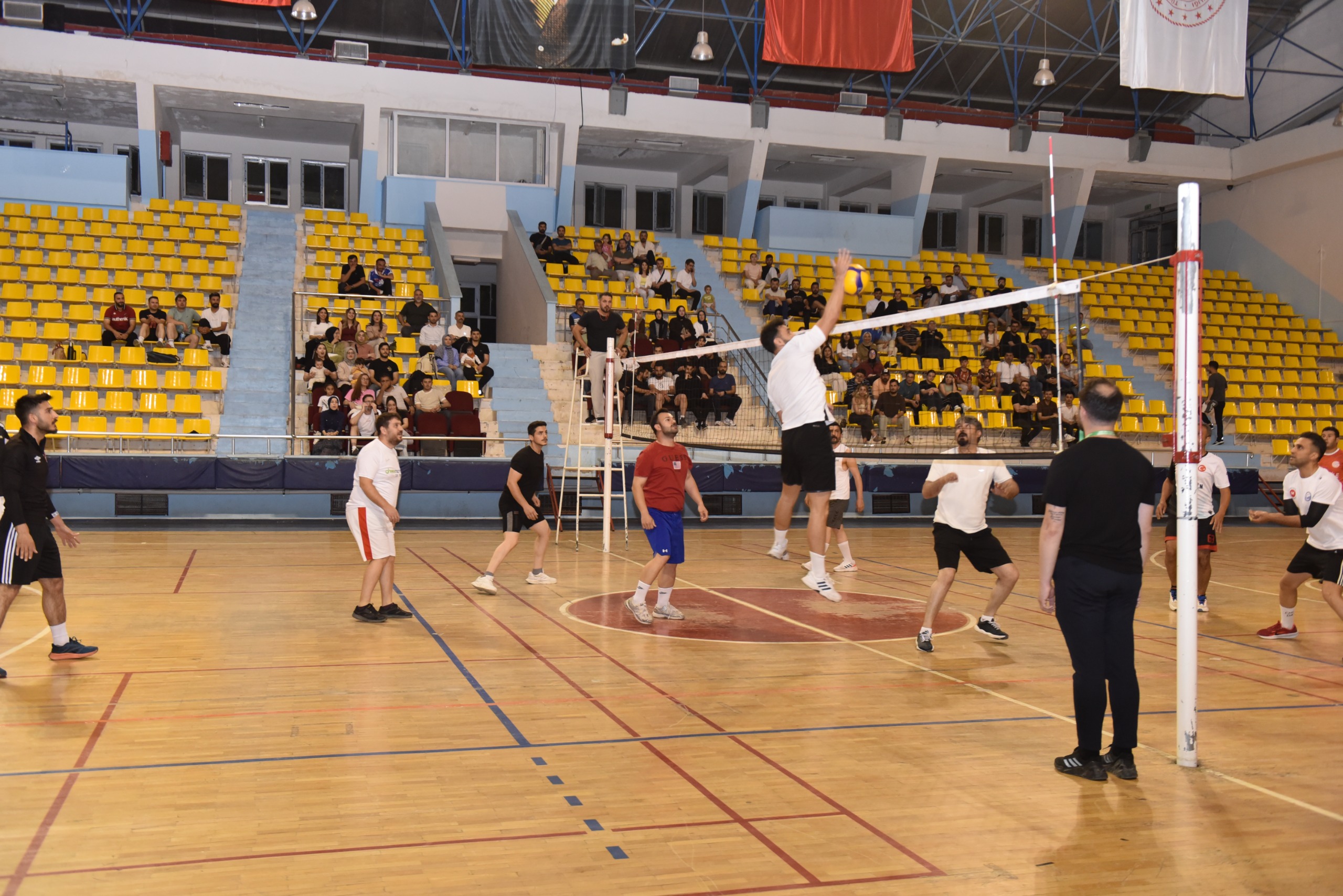 SİVEREK'TE OKULLAR ARASI VOLEYBOL TURNUVASI SÜRÜYOR