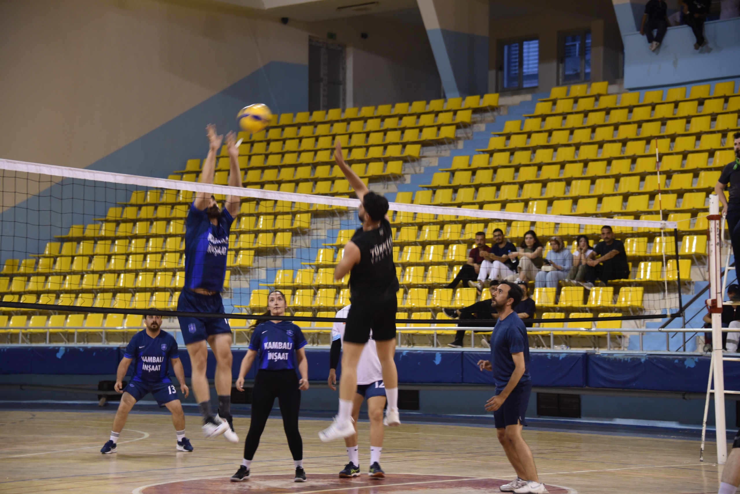 Siverek'te öğretmenler arası voleybol turnuvasında finalistler belli oldu